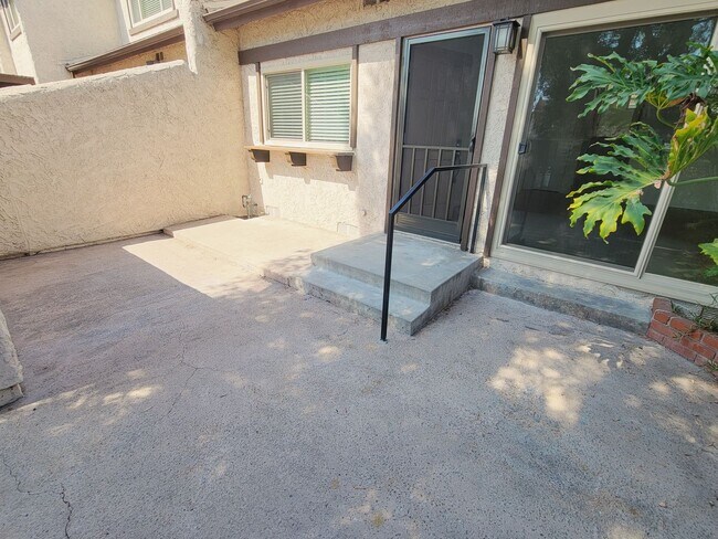 Foto del edificio - COMING SOON 3BED/2BATH TOWNHOME FOR LEASE 05/01/2026