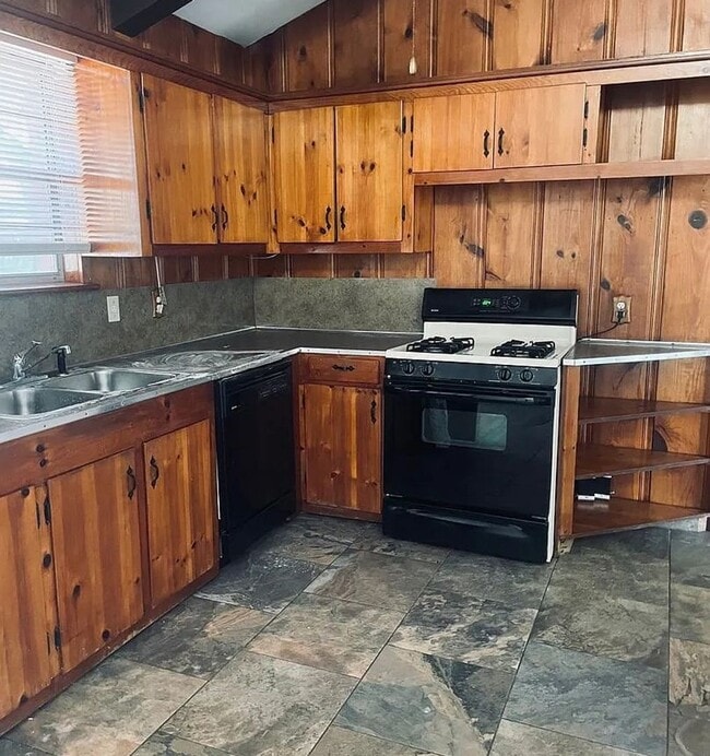 Building Photo - Single Family Residence