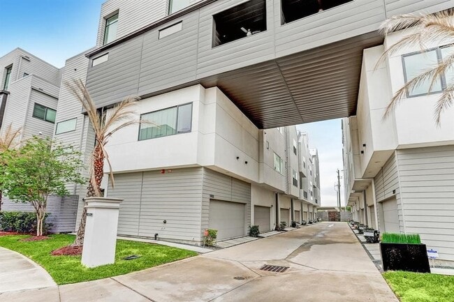 Building Photo - 5905 E Post Oak Ln