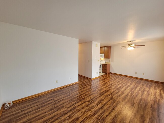 Building Photo - 2123 Crescent Dr