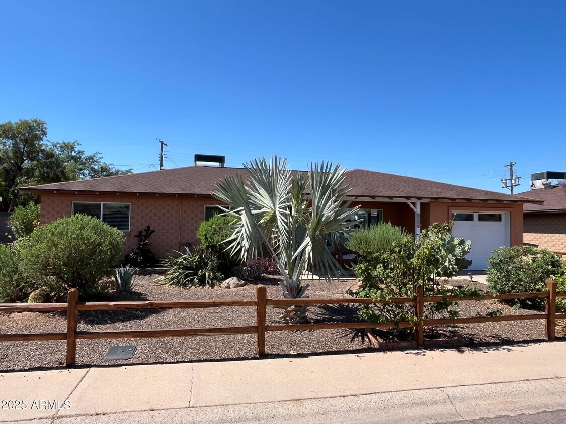 Foto principal - 8123 E Mitchell Dr