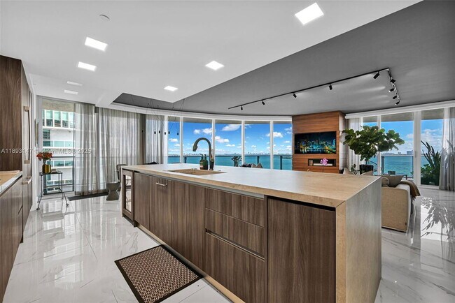 Foto del edificio - 488 NE 18th St