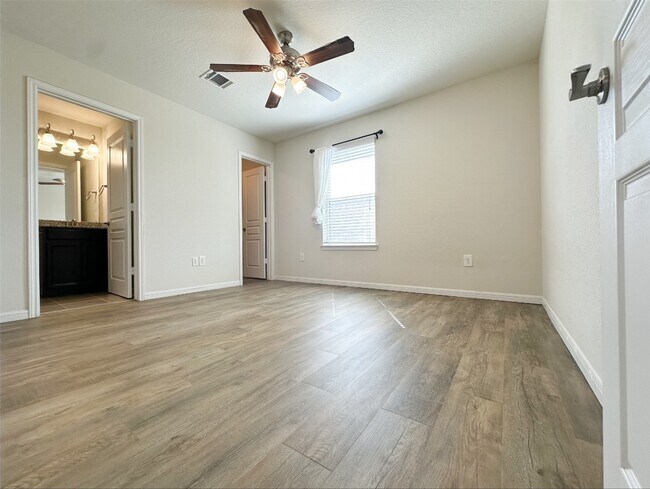 Foto del edificio - 5334 Silver Ledge Dr