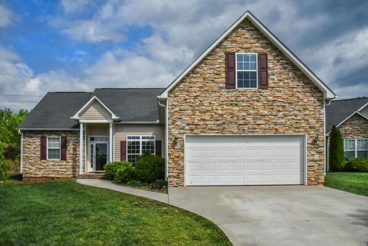 Primary Photo - South AVL - Spacious Open-Plan Home with B...