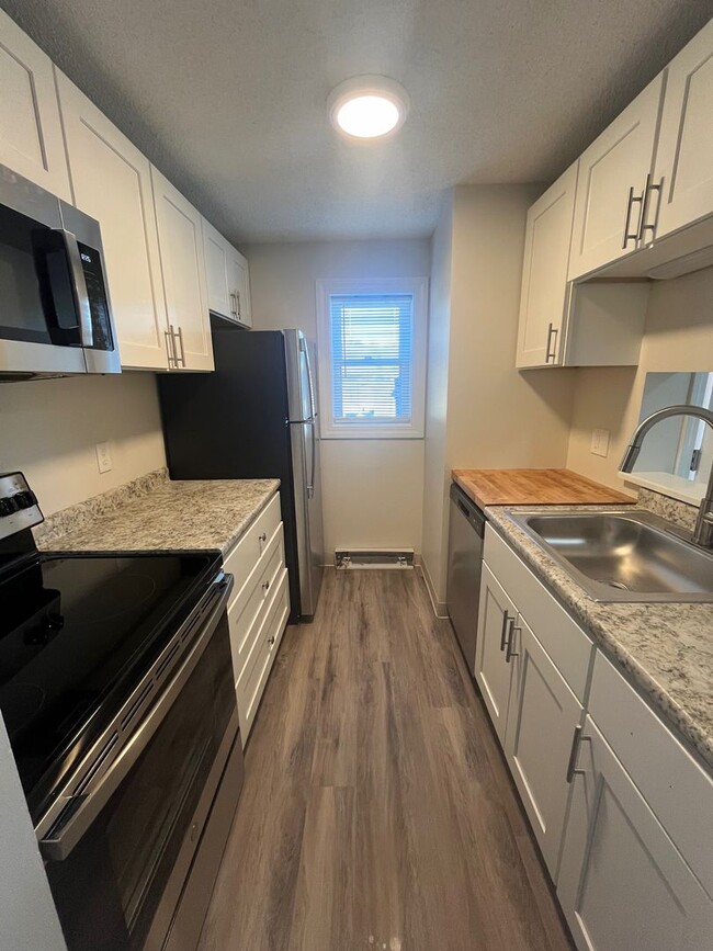 Building Photo - Renovated 1 Bedroom For Rent in Rochester,...