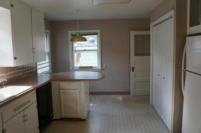 Building Photo - 547 S 11th Ave
