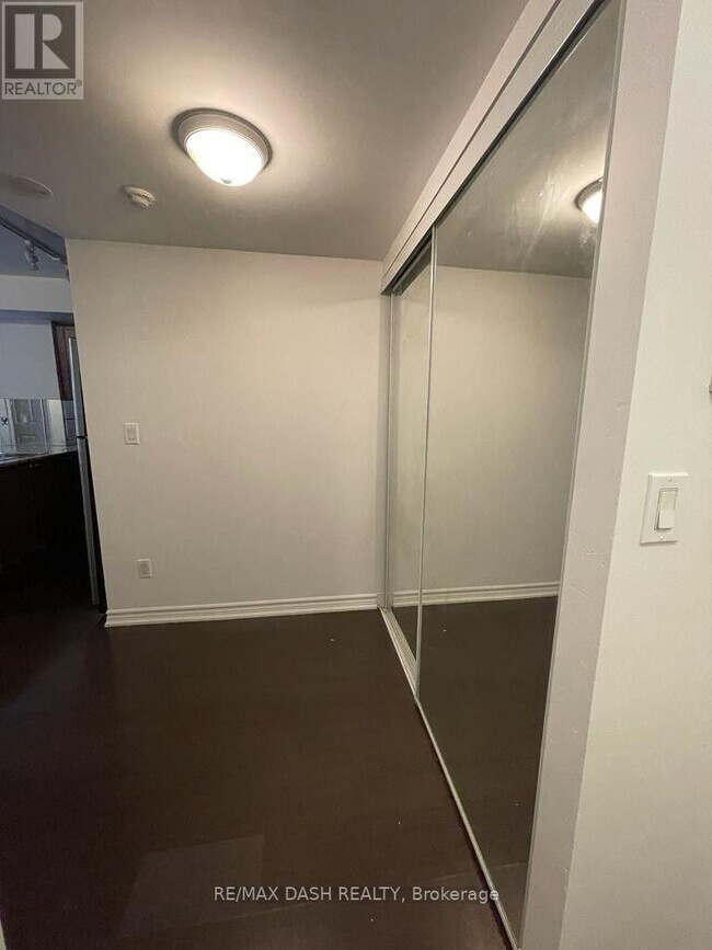 Photo du bâtiment - 761-1761 Bay St.