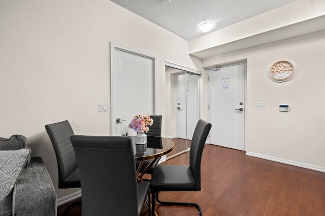 Building Photo - 40 College St