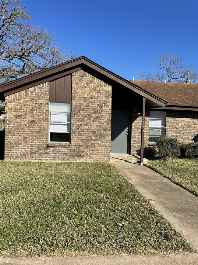 Foto del edificio - 2 br, 1 bath Duplex - 1413 Hillside Dr # 1...