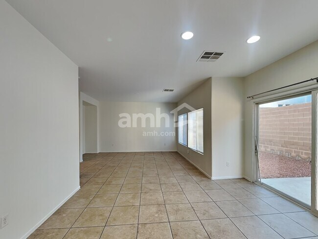 Foto del edificio - 1010 Maple Pines Ave