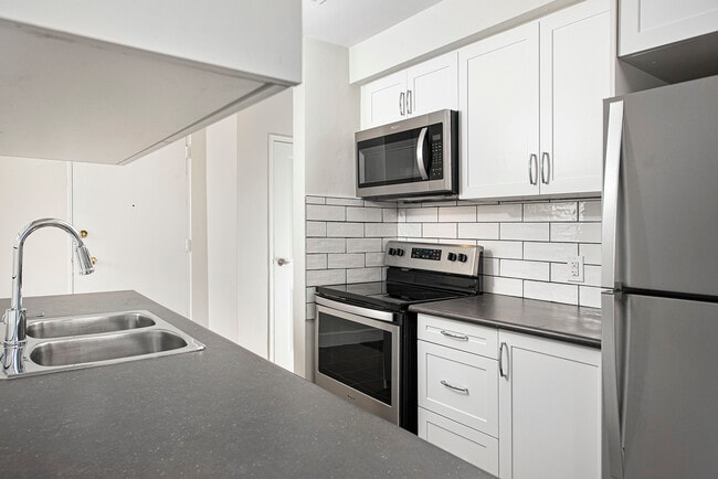 Photo du bâtiment - 321 & 349 Marland Ave