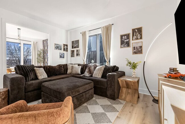 Foto del edificio - 554 Rosedale Ave