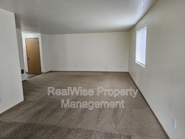 Foto del edificio - 6101 NE 44th Cir