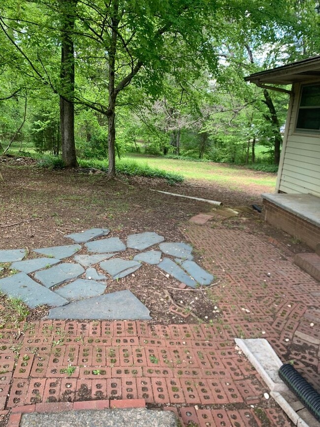 Building Photo - 3 Bedroom 1 bath home located in Salisbury.