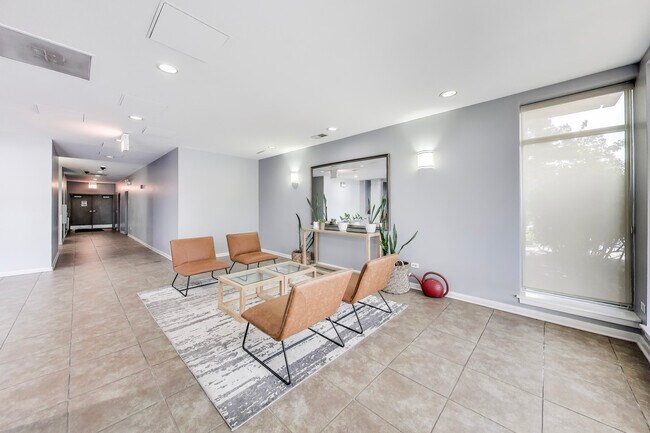 Foto del edificio - 1155 W Roosevelt Rd