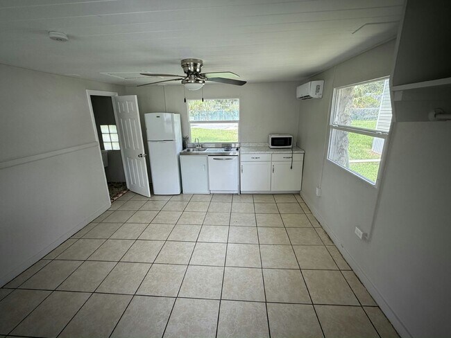 Foto del edificio - 14035 W River Rd