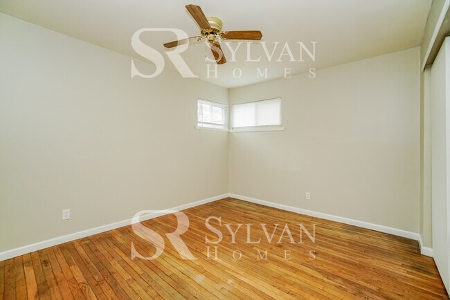 Building Photo - Fall in love with this 3 BR, 1 BA home