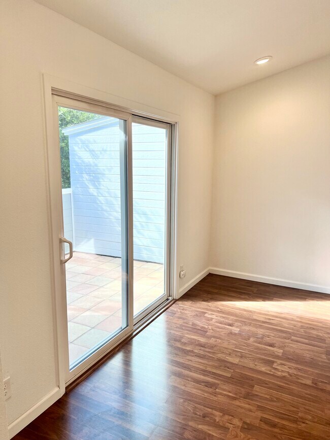 Building Photo - 387 Shadow Run Dr