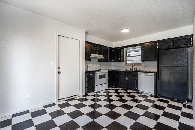 Building Photo - Great  3 Bed 2 Bath in Yukon!