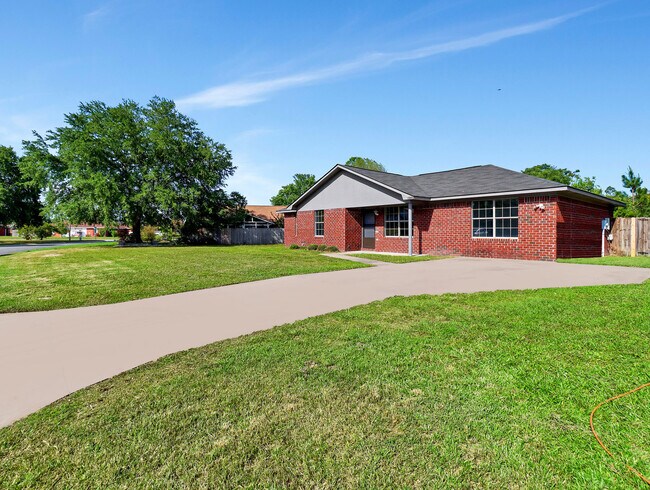 Building Photo - 1232 Pineridge Way