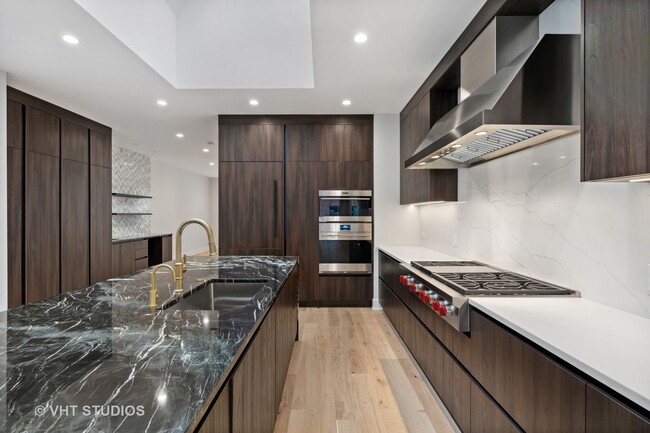 Building Photo - 232 S Green St