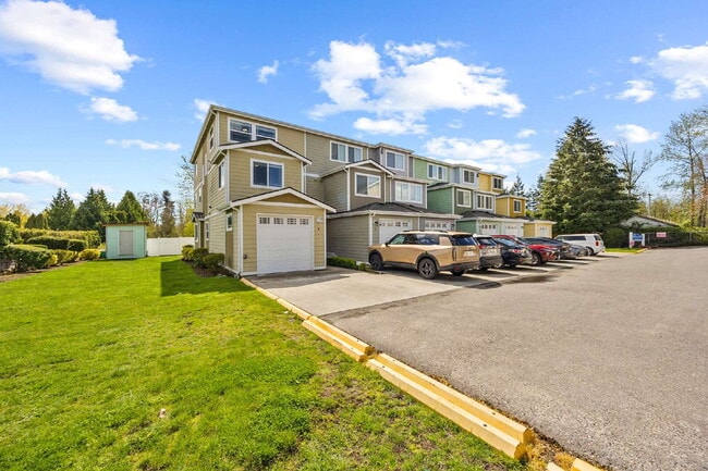 Building Photo - 4 bedrooms, 2.5 bathrooms with attached garage. This large unit is 3 floors!  Rent of $2900.00 in...