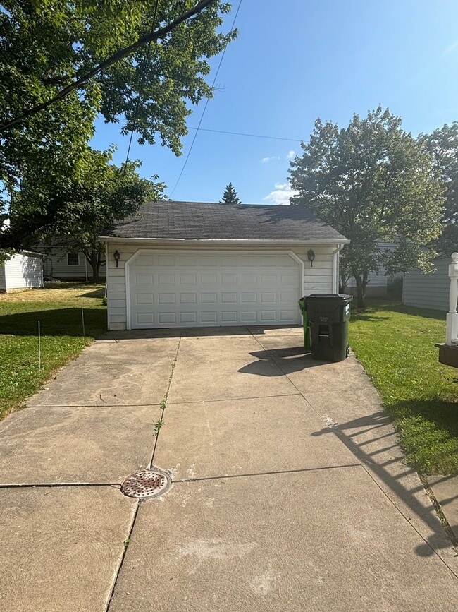 Building Photo - Update 3 Bed - Single Family