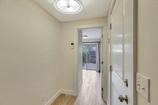Building Photo - 4306 Winslow Pl N