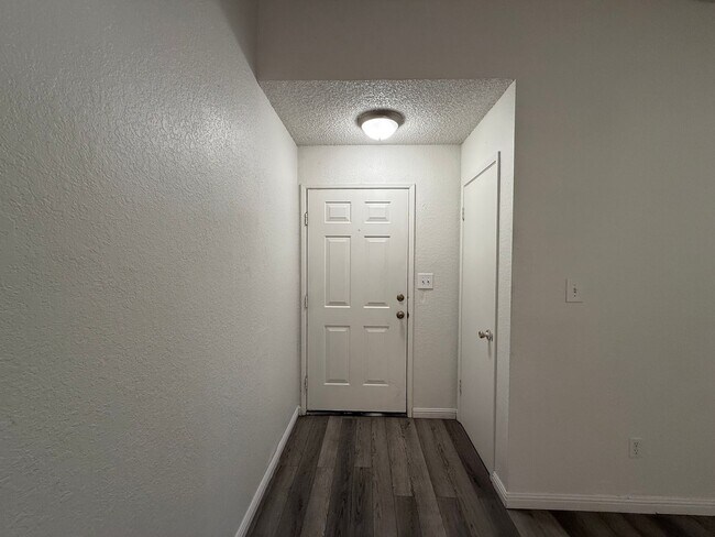 Foto del edificio - Two-bedroom single story in NW Modesto!