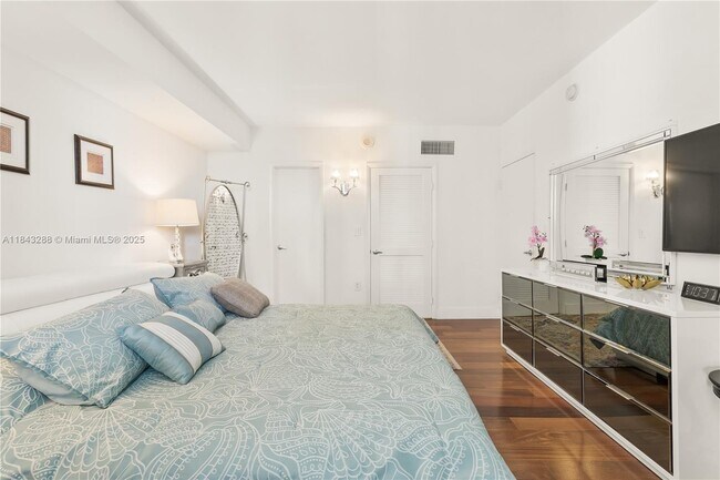 Building Photo - 10275 Collins Ave