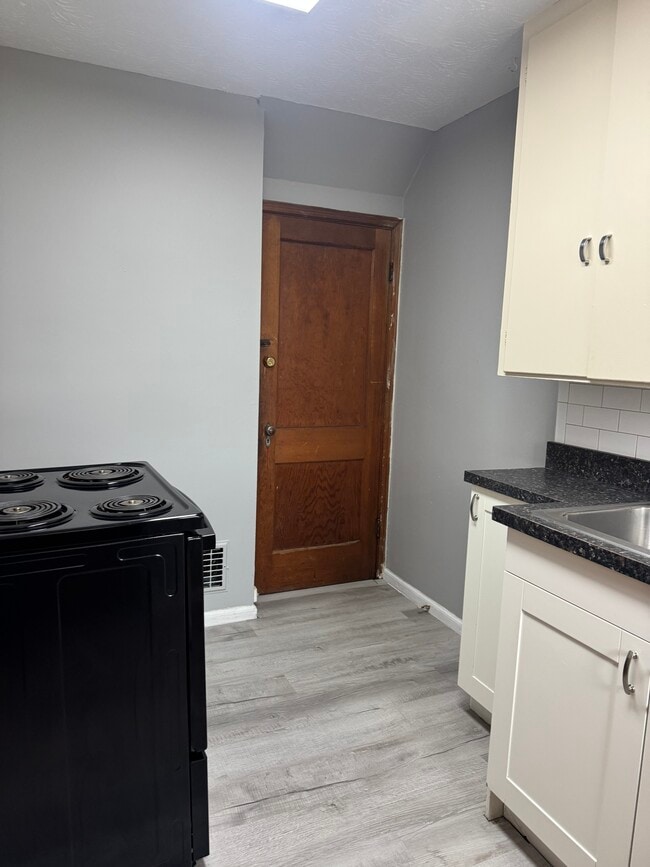 Building Photo - 2696 East Ave