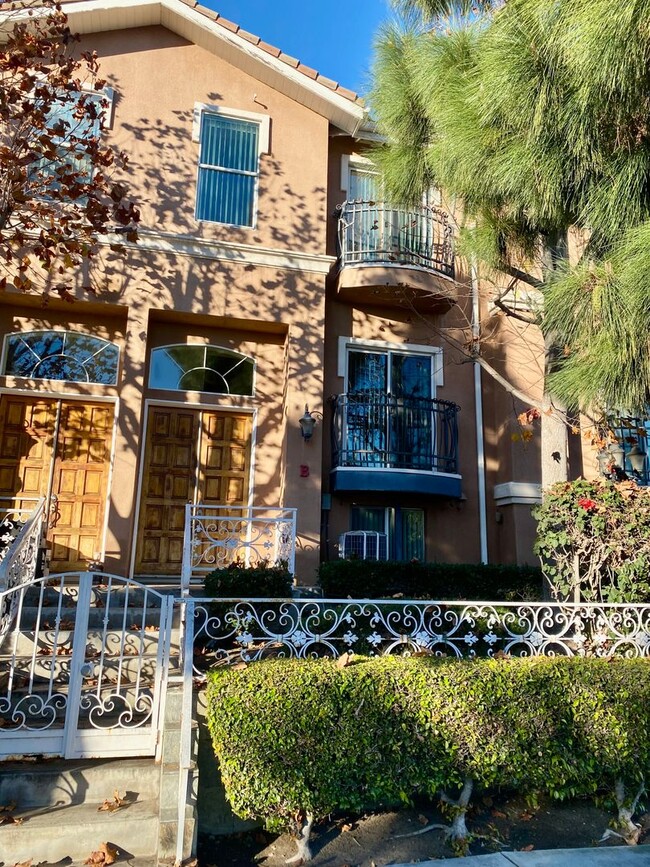 Spacious 4 Bed, 3 Bath Townhouse in Torrance $3,850 - Spacious 4 Bed, 3 Bath Townhouse in Torrance $3,850