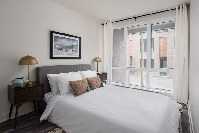 Building Photo - 2085 Av Av Papineau,