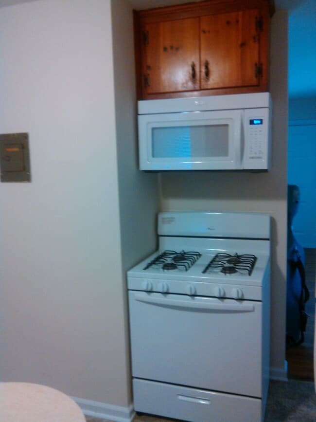 Building Photo - 529 Hillsborough St