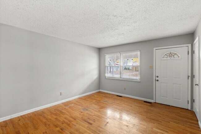 Foto del edificio - MOVE IN READY! Passed Occupancy. Move in before the holidays!