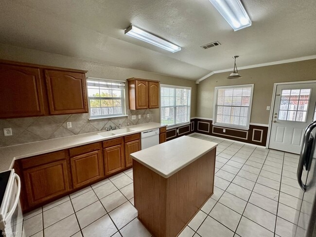 Building Photo - 3 br, 2 bath House - 2009 Schorn Dr