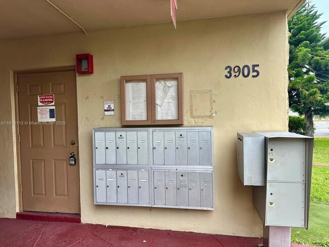 Building Photo - 3905 SW 78th Ct