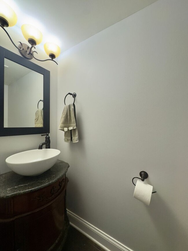 Building Photo - Charming 3Bed/3.5Bath Apartment in Riversi...