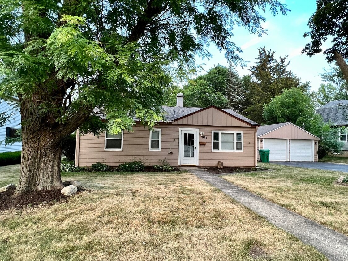 924 Wicker St, Woodstock, IL 60098 House for Rent in Woodstock, IL