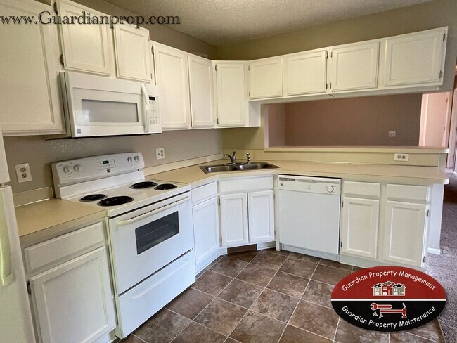 Building Photo - End Unit Town Home, All New Carpet, Balcon...