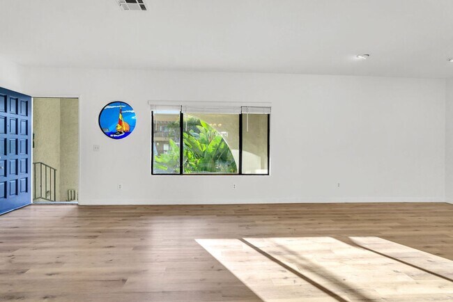 Foto del edificio - Great 3/2 in Crown Point!  Across from the street from bay access and available immediately!