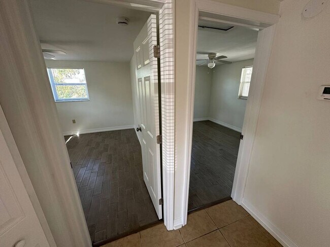 Foto del edificio - 445 90th Ave N