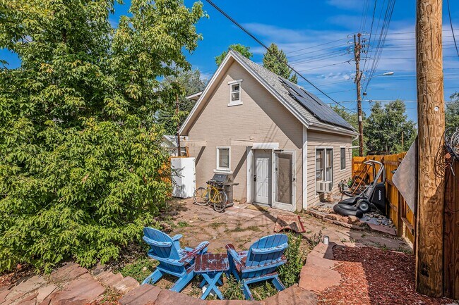 Building Photo - Stunning 10-bedroom triplex in the heart o...