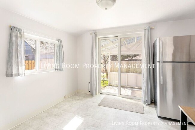 Foto del edificio - Cute Cully Cottage w/ Fantastic Backyard