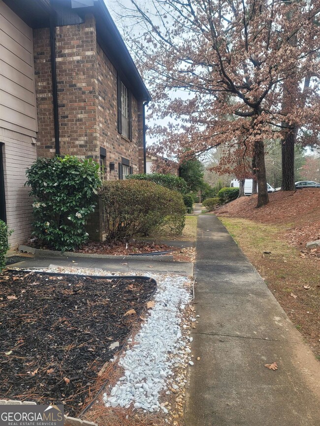 Building Photo - 647 Garden Walk Dr