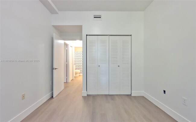 Foto del edificio - 7200 NW 114th Ave