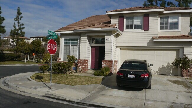 Foto del edificio - Stunning 3 Bed 3 Bath Duplex in Placentia with Open Floor Plan and Vaulted Ceilings.
