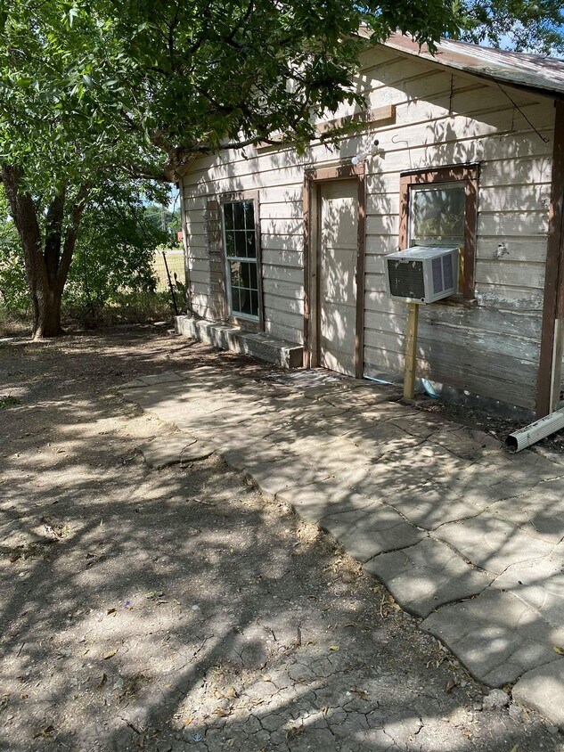 802 N Commerce St, Lockhart, TX 78644 House for Rent in Lockhart, TX