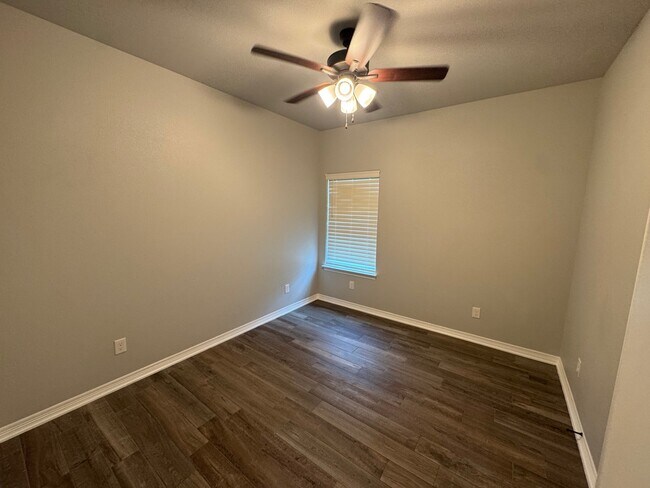 Building Photo - 1915 Rustic Manor Dr