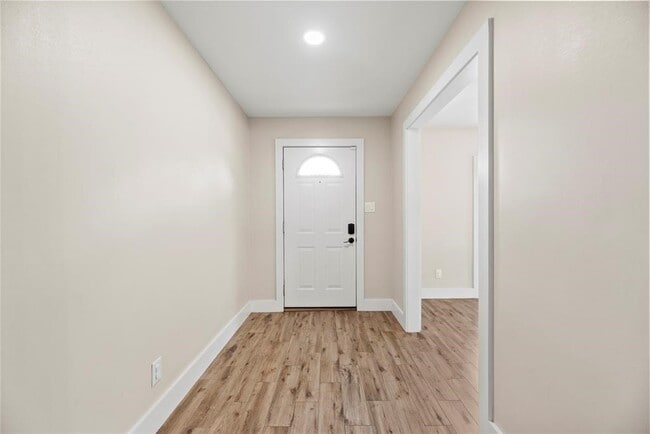 Building Photo - 2219 Briarview Dr